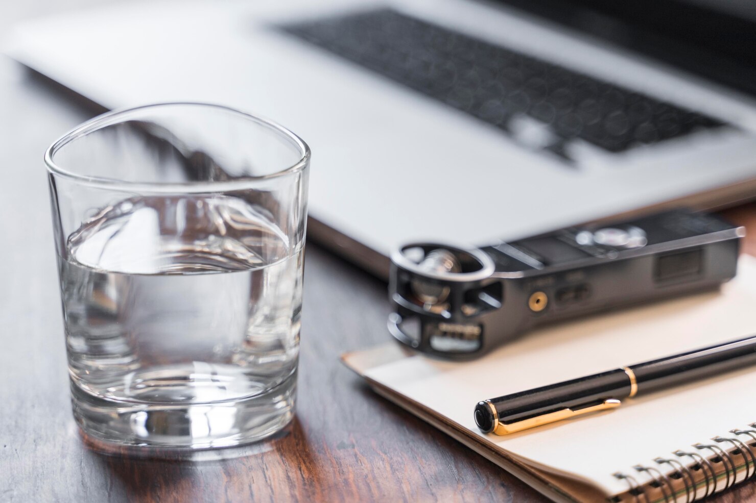 Vaso de agua en escritorio